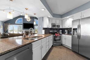 Fridge, microwave, oven, stovetop - Pointe Royale Townhome | Garage | No-Step Entry (Branson)