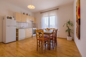 Fridge, stovetop, espresso maker, electric kettle - Apartments Dora (Crikvenica)