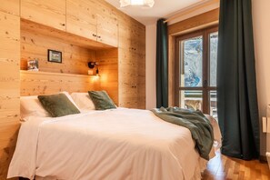 2 bedrooms, desk, iron/ironing board, WiFi - TrackSide House | Ski-In Ski-Out on Cretaz Slopes, Central Cervinia (Breuil-Cervinia)
