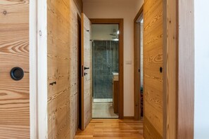 Shower, free toiletries, hair dryer, bidet - TrackSide House | Ski-In Ski-Out on Cretaz Slopes, Central Cervinia (Breuil-Cervinia)