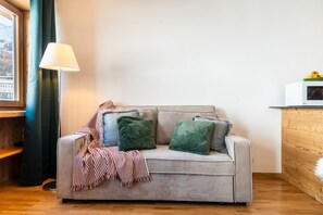 Smart TV - TrackSide House | Ski-In Ski-Out on Cretaz Slopes, Central Cervinia (Breuil-Cervinia)