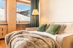 2 bedrooms, desk, iron/ironing board, WiFi - TrackSide House | Ski-In Ski-Out on Cretaz Slopes, Central Cervinia (Breuil-Cervinia)