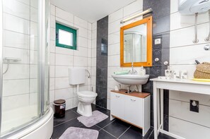 Casa | Bagno | Doccia, asciugamani, sapone, carta igienica