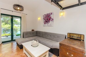 House | Living room | Smart TV, Netflix, streaming services - House Nostalgia (Split)