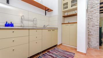 House | Private kitchen | Fridge, oven, stovetop, cookware/dishes/utensils