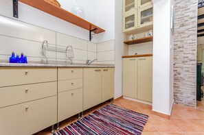 House | Private kitchen | Fridge, oven, stovetop, cookware/dishes/utensils - House Nostalgia (Split)