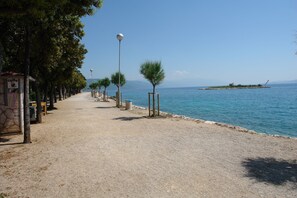 Beach - Apartments Nikolina (Novi Vinodolski)