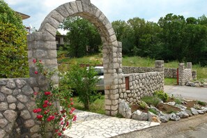 Courtyard - Apartments Nikolina (Novi Vinodolski)