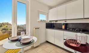 Fridge, microwave, dishwasher, toaster - Discover your oasis of relaxation in Pitelli, a charming village overlooking the sea! We present you a splendid holiday home ideal for families and groups of up to 4 people.The house consists of two welcoming and tastefully furnished bedrooms, perfect fo (Pitelli)