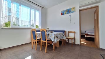 Apartemen (A3) | Tempat makan