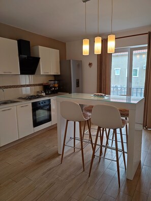 Apartment (A1) | Private kitchen | Fridge, microwave, oven, stovetop - Apartments Lea-stella (Zadar)