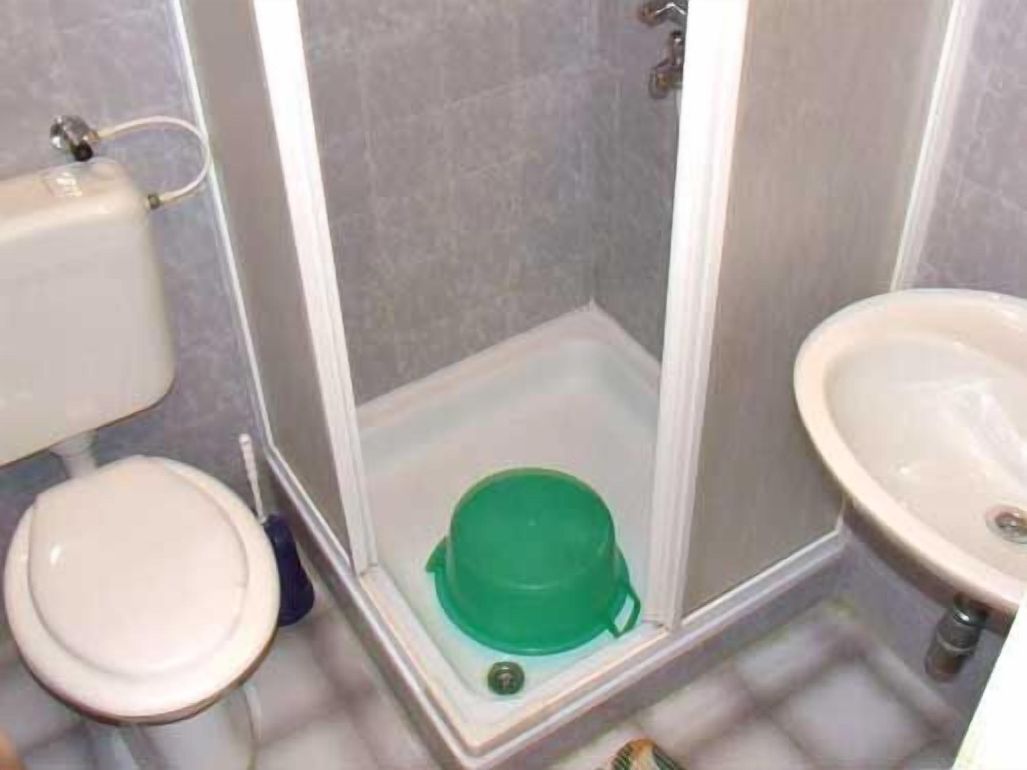 Ein Badezimmer mit Toilette, Waschbecken und Duschkabine.