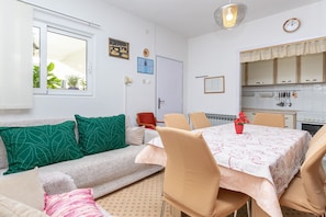 Fridge, microwave, oven, stovetop - Apartment Lemona (Makarska)