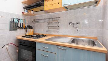 Huoneisto (A1) | Yksityinen keittiö | Jääkaappi, mikroaaltouuni, uuni, liesi