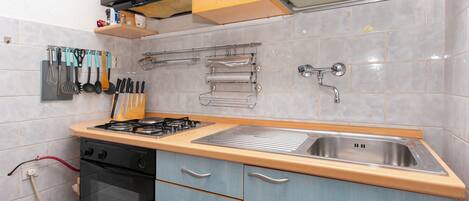 อพาร์ทเมนท์ (A1) | ครัวส่วนตัว | ตู้เย็น, ไมโครเวฟ, เตาอบ, เตาประกอบอาหาร