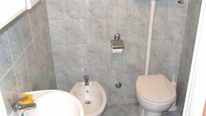 Ein Badezimmer mit Waschbecken, Bidet und Toilette.