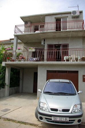 Free self-parking - Apartments Ljiljana (Smokvica)