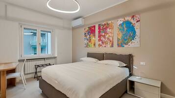 3 habitaciones y tabla de planchar con plancha