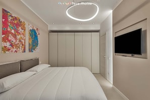 3 habitaciones y tabla de planchar con plancha