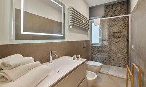 Dusche, Bidet, Handtücher