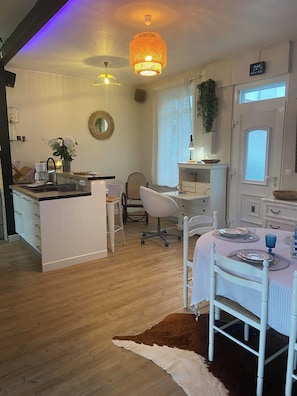 Dining - Linné d'Opale, a house with a courtyard, 800 meters from the sea (Fort-Mahon-Plage)
