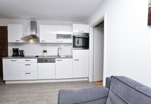 Appartement (A1) | Cuisine privée | Réfrigérateur, four, plaque de cuisson, lave-vaisselle