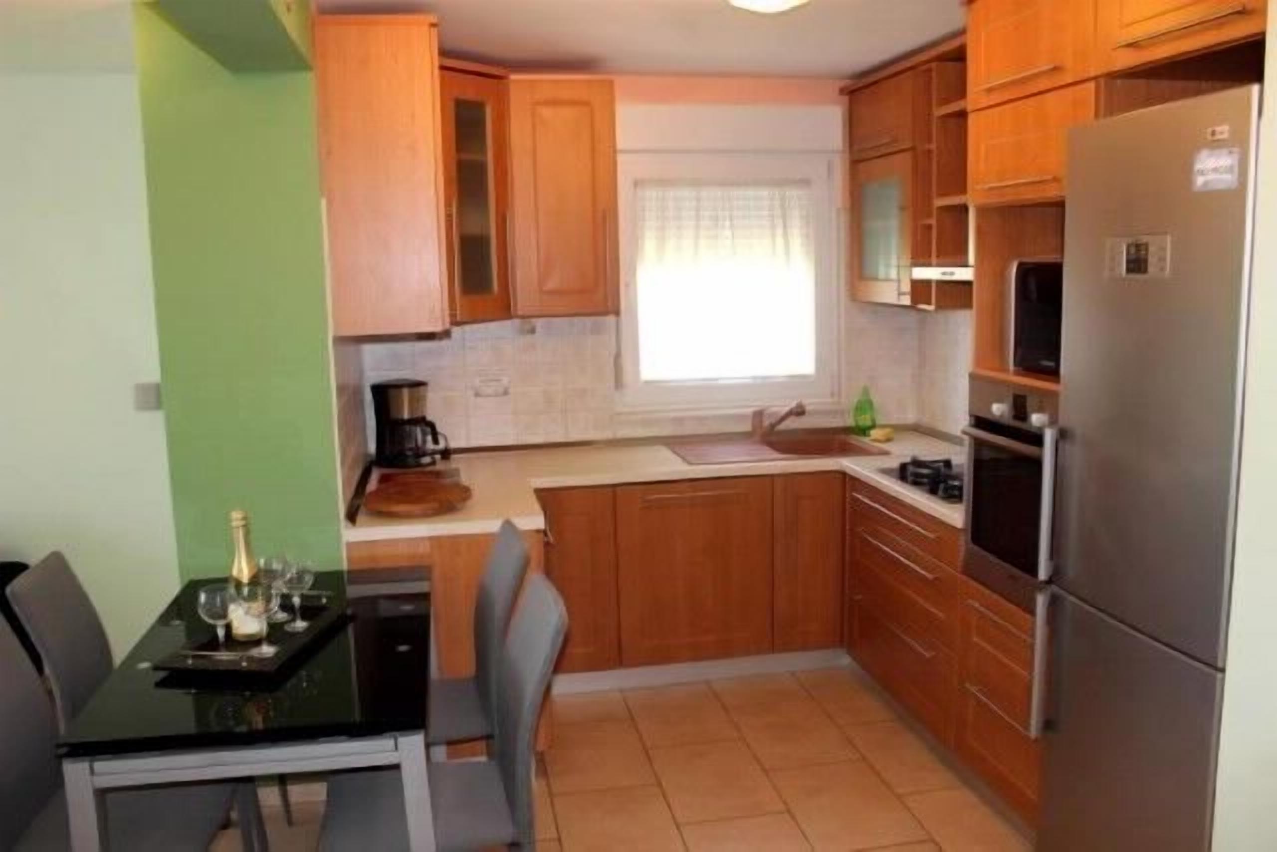 Apartemen (A1) | Dapur pribadi | Lemari es, microwave, oven, dan kompor