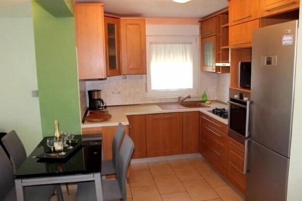 Apartment (A1) | Dapur peribadi | Pembancuh kopi espreso, peti sejuk, ketuhar gelombang mikro, ketuhar 