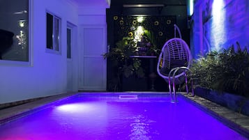 Indoor pool, sun loungers