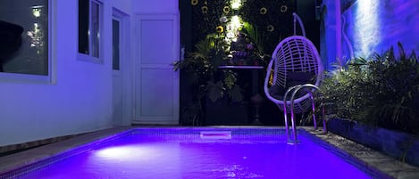 Innendørsbasseng og solsenger