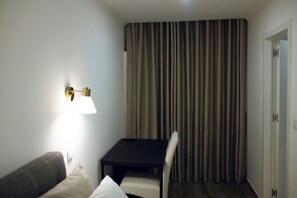 Zimmersafe, Schreibtisch, Bügeleisen/Bügelbrett, kostenloses WLAN