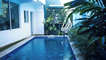 Piscine couverte, chaises longues
