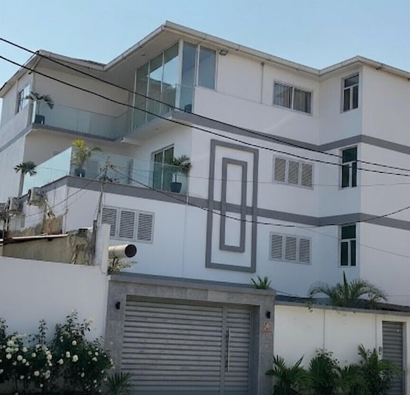 Exterior - ONZO YAMY (Luanda)