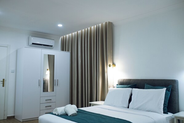 セーフティボックス (室内)、デスク、アイロン / アイロン台、WiFi (無料)