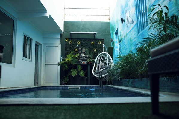 Kolam renang indoor, dengan kursi berjemur