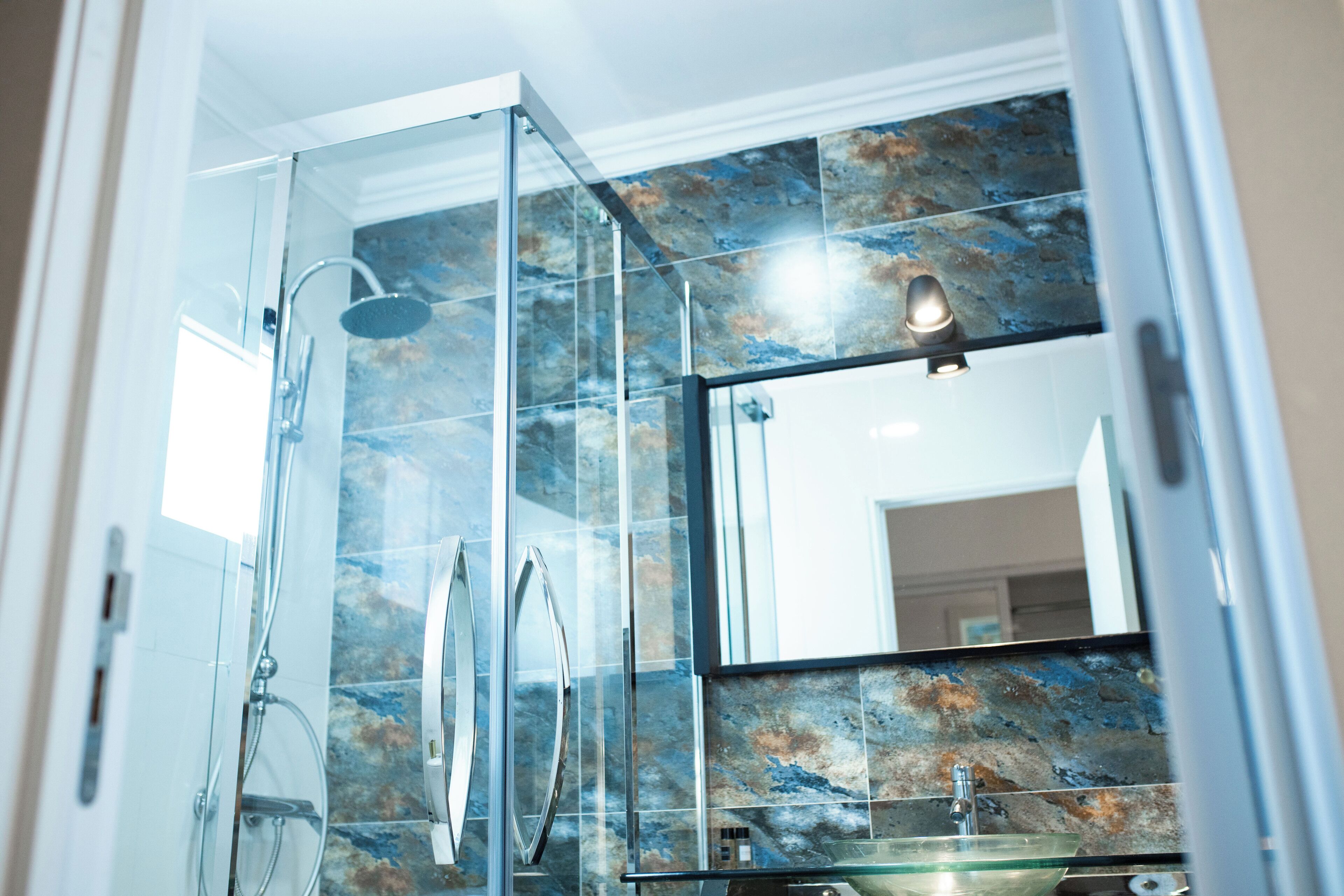 淋浴设施、毛巾、肥皂、卫生纸