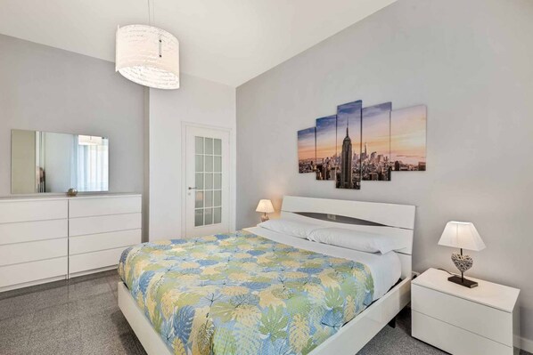 1 habitación y tabla de planchar con plancha 