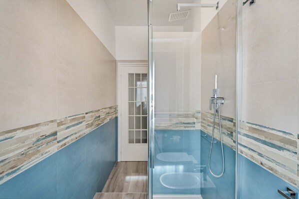 Shower, bidet, towels - Are you looking for a comfortable retreat for your holiday in La Spezia and the Cinque Terre? We have the ideal solution for you!Souvenir is ideal for a perfect couple's stay.The house consists of a welcoming and relaxing double bedroom, perfect for your (La Spezia)