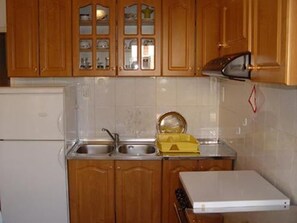 Apartment (A1) | Private kitchen | Fridge, oven, stovetop, espresso maker - Apartment Mladen (Pula)