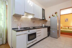 Apartment (A1) | Eigene Küche | Kühlschrank, Ofen, Herdplatte, Wasserkocher