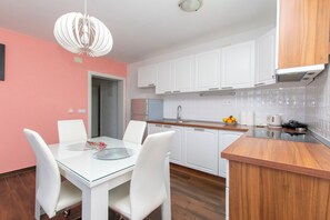 Fridge, microwave, oven, stovetop - Apartments Anita (Omis)