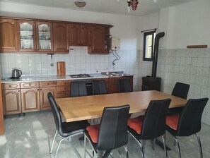 Apartment (A1) | Eigene Küche | Kühlschrank, Ofen, Herdplatte, Wasserkocher