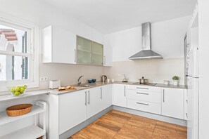 Kühlschrank, Mikrowelle, Ofen, Geschirrspüler