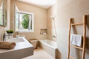 Douche, séchoir à cheveux, serviettes fournies