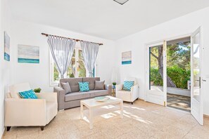TV - Villa Jose by Escape Home (Cala Blanca)