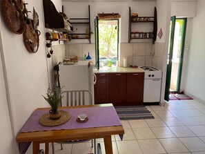 Hus | Eget kök | Kylskåp, spishäll, grytor/köksredskap och frys