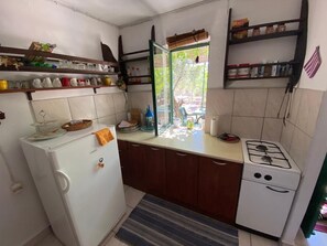 Hus | Eget kök | Kylskåp, spishäll, grytor/köksredskap och frys