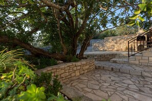 Courtyard - Apartments Petra (Solta)