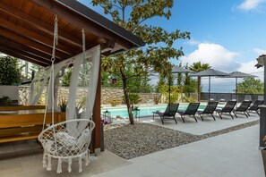 Una piscina al aire libre, una piscina climatizada