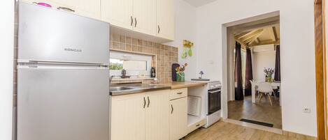 Ferienhaus | Eigene Küche | Kühlschrank, Mikrowelle, Ofen, Herdplatte